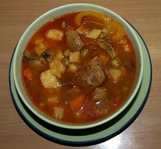 zupa-gulaszowa-zimowa-40242 (1)