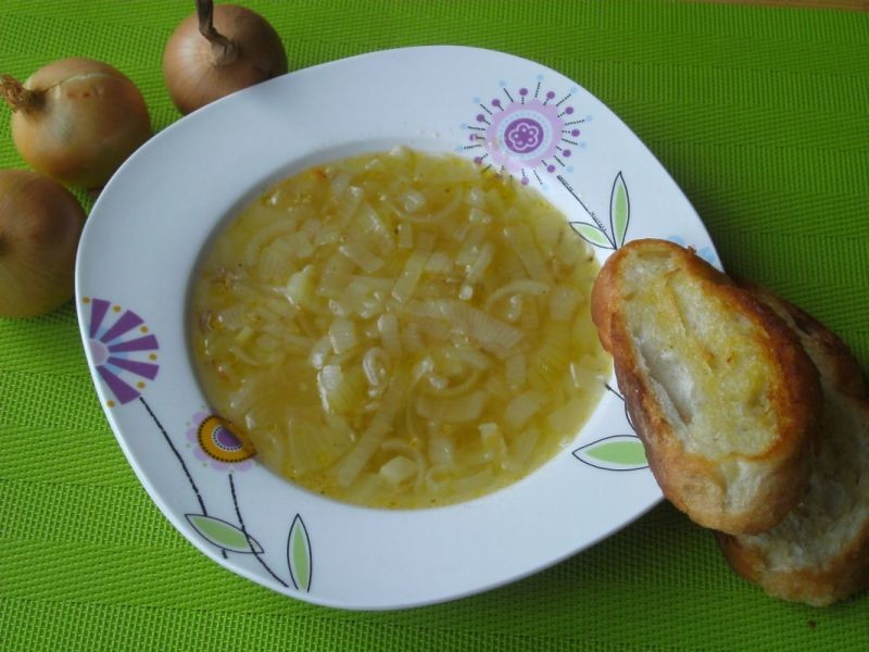 zupa-cebulowa-z-grzankami-325940