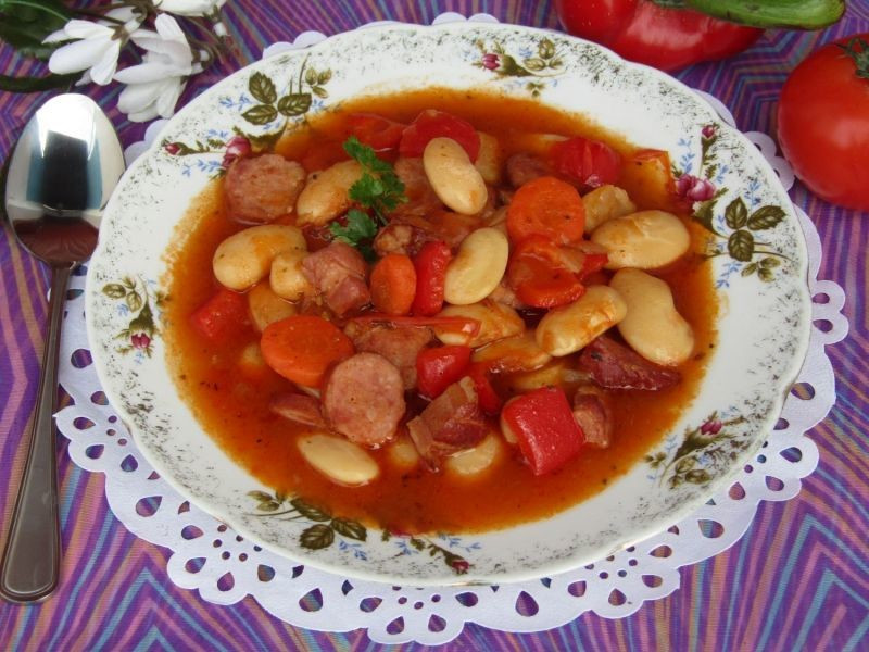 zupa-fasolowa-z-kielbasa-boczkiem-i-papryka-399982