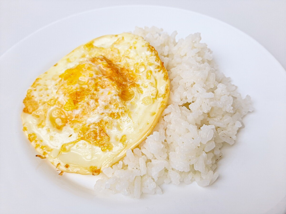 ryż z jajkiem sadzonym