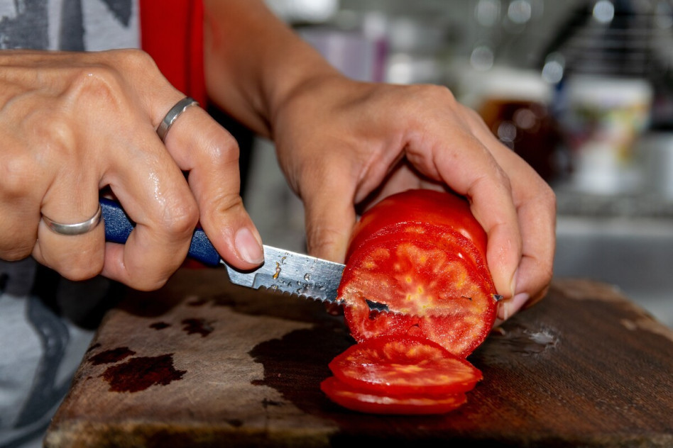 jak pokroić pomidory w plastry