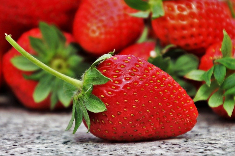 strawberries-3359755_1280