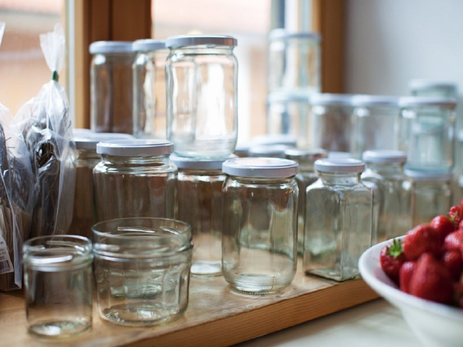 StockFood_11005506_Layout_Various_empty_jam_jars_in_front_of_a_kitchen_window